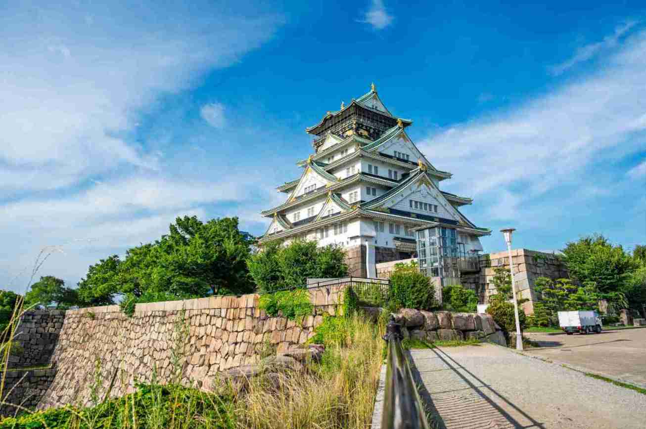 Château d’Osaka entouré de cerisiers en fleurs